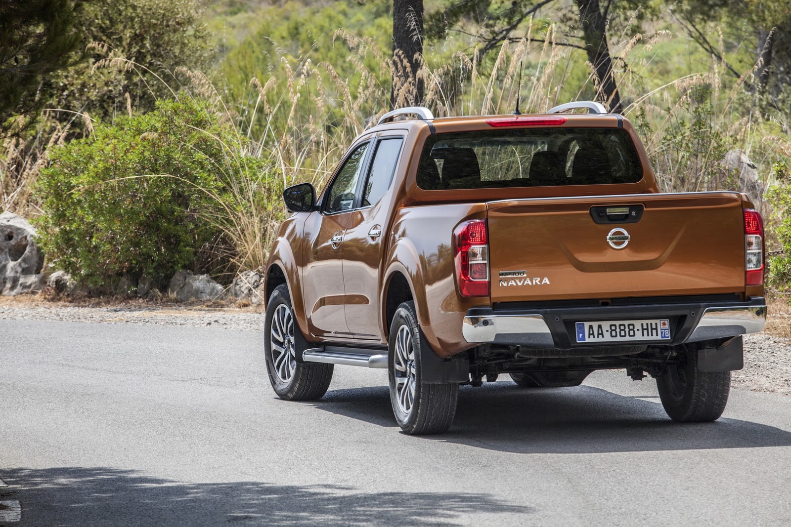 2016-nissan-navara-10