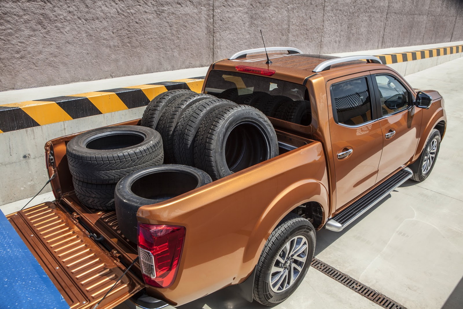 2016-nissan-navara-6