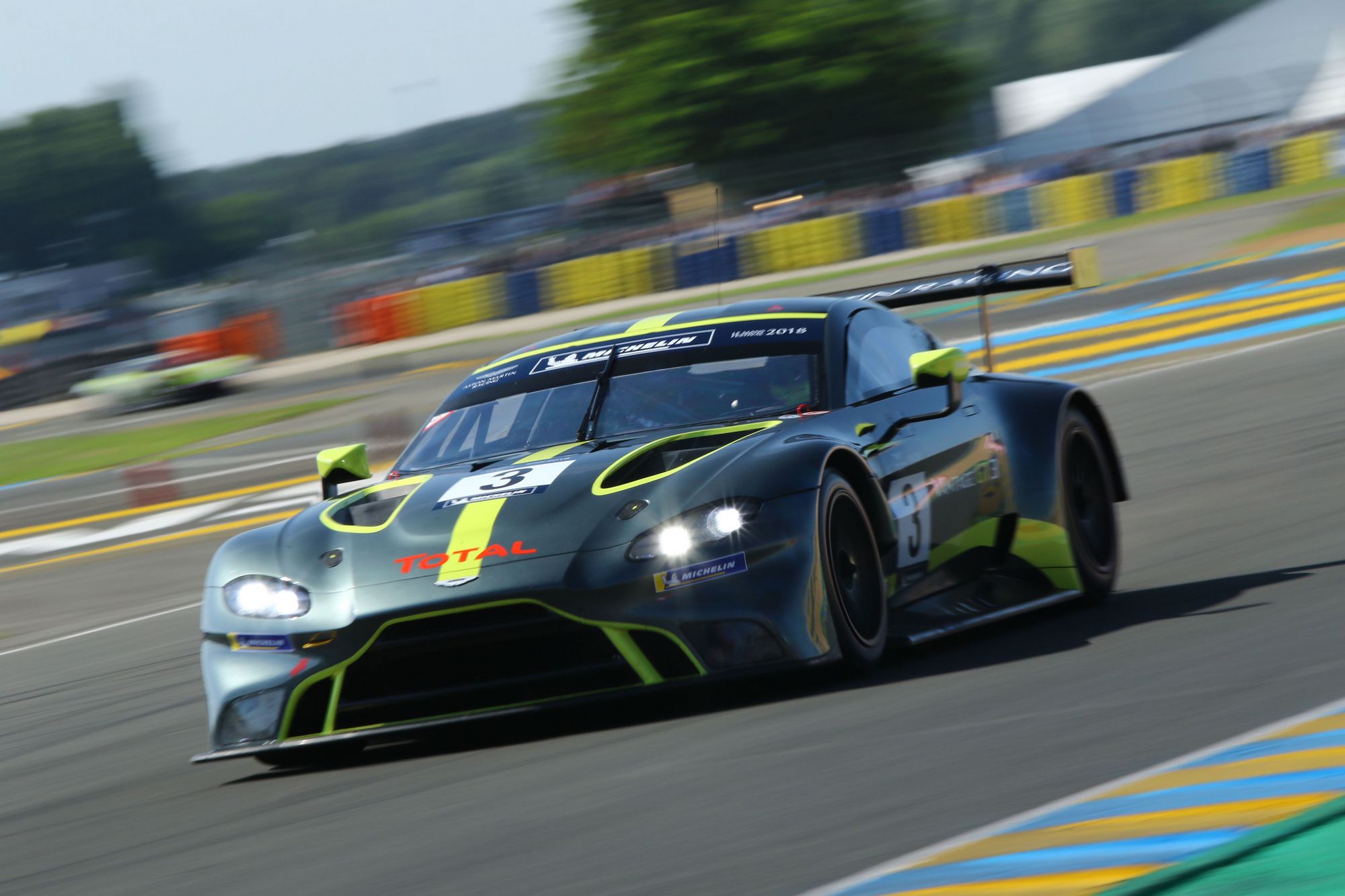 61e2d530-aston-martin-vantage-dtm-1